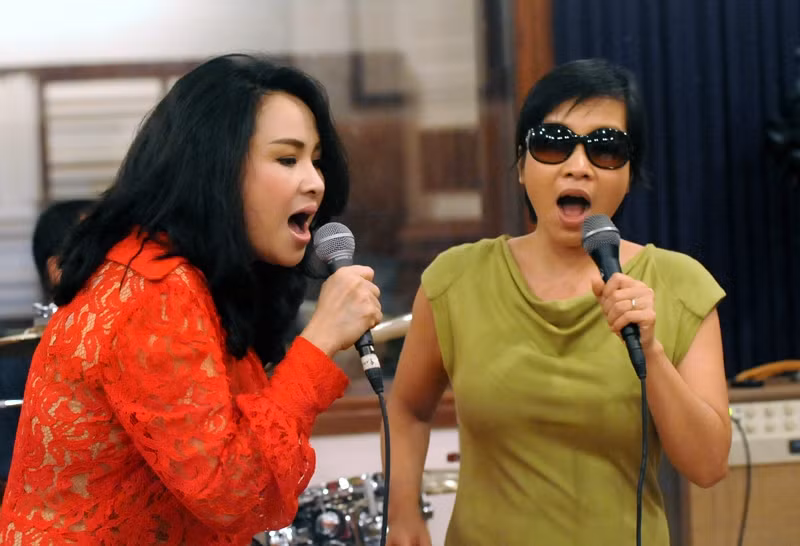 Còn Thanh Lam coi việc 'cầm tay' Mỹ Linh là một sự kiện rất quan trọng, chứng tỏ âm nhạc đích thực luôn có chỗ đứng vững chắc trong lòng công chúng. Còn Thanh Lam coi việc 'cầm tay' Mỹ Linh là một sự kiện rất quan trọng, chứng tỏ âm nhạc đích thực luôn có chỗ đứng vững chắc trong lòng công chúng.