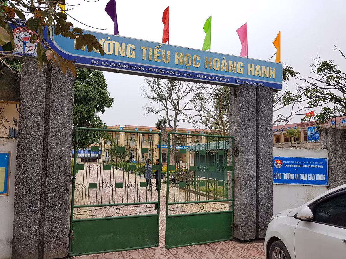 Phụ huynh bức xúc vì phải nộp tiền để nhà trường trả lương giáo viên hợp đồng (Ảnh: Lã Tiến) Phụ huynh bức xúc vì phải nộp tiền để nhà trường trả lương giáo viên hợp đồng (Ảnh: Lã Tiến)