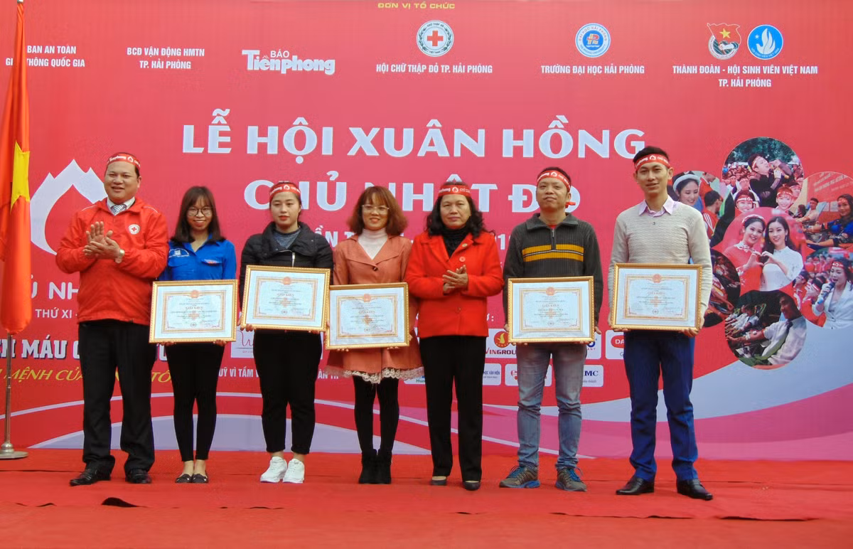 Các cá nhân có thành tích xuất sắc trong công tác tuyên truyền, vận động và hiến máu tình nguyện năm 2018 được tặng bằng khen. (Ảnh: CTV) Các cá nhân có thành tích xuất sắc trong công tác tuyên truyền, vận động và hiến máu tình nguyện năm 2018 được tặng bằng khen. (Ảnh: CTV)