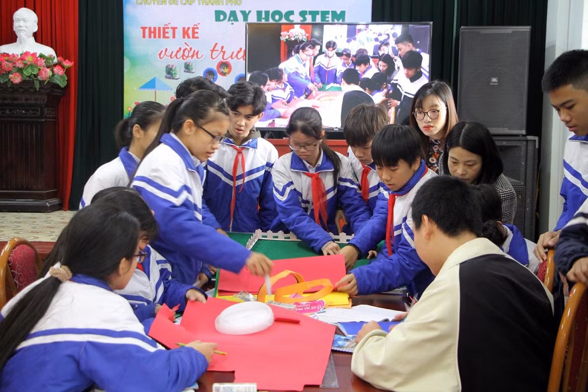 Các em học sinh Trường Trung học cơ sở Anh Dũng tự tay thiết kế mô hình vườn trường mơ ước (Ảnh: Lã Tiến) Các em học sinh Trường Trung học cơ sở Anh Dũng tự tay thiết kế mô hình vườn trường mơ ước (Ảnh: Lã Tiến)