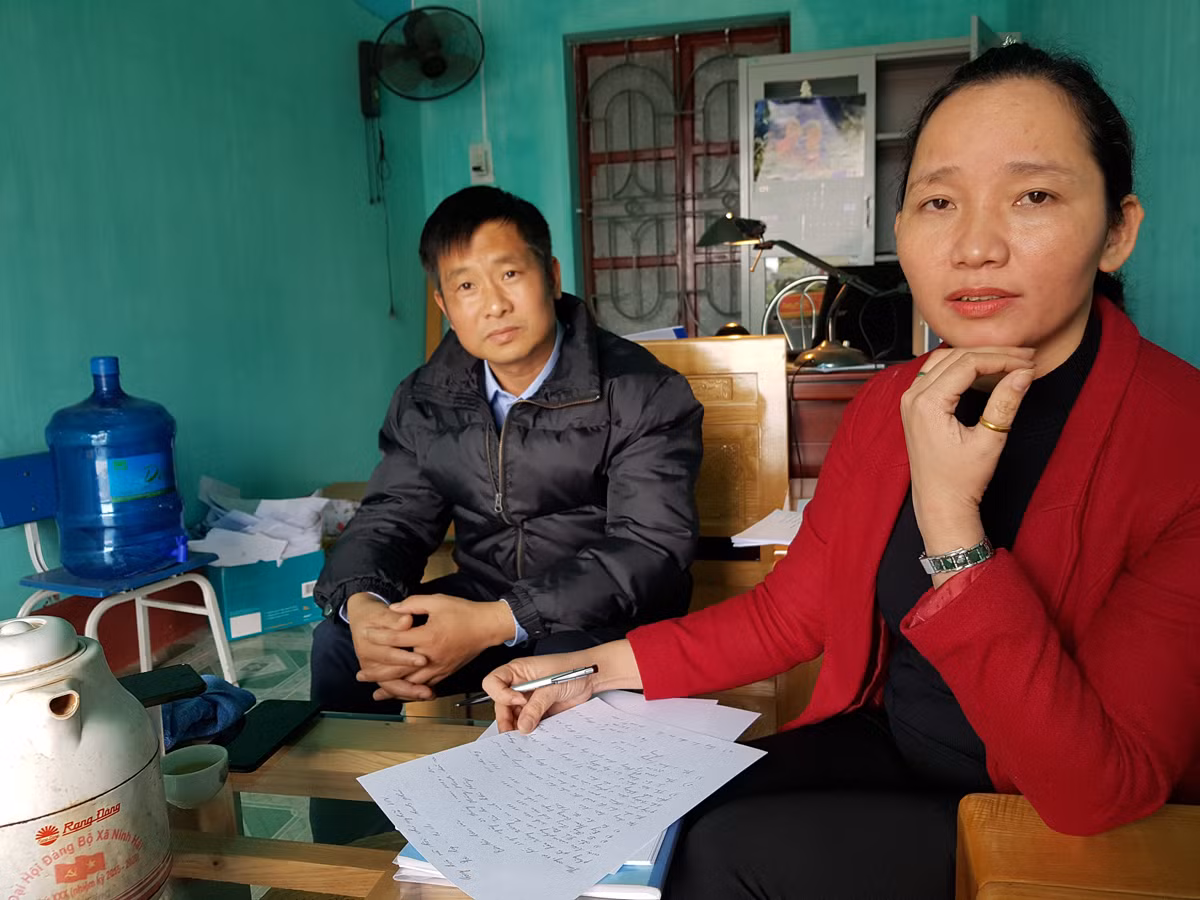 Lãnh đạo Trường tiểu học Hoàng Hanh đưa nhiều quy định lạ và lập biên bản làm việc với phóng viên (Ảnh: Lã Tiến) Lãnh đạo Trường tiểu học Hoàng Hanh đưa nhiều quy định lạ và lập biên bản làm việc với phóng viên (Ảnh: Lã Tiến)