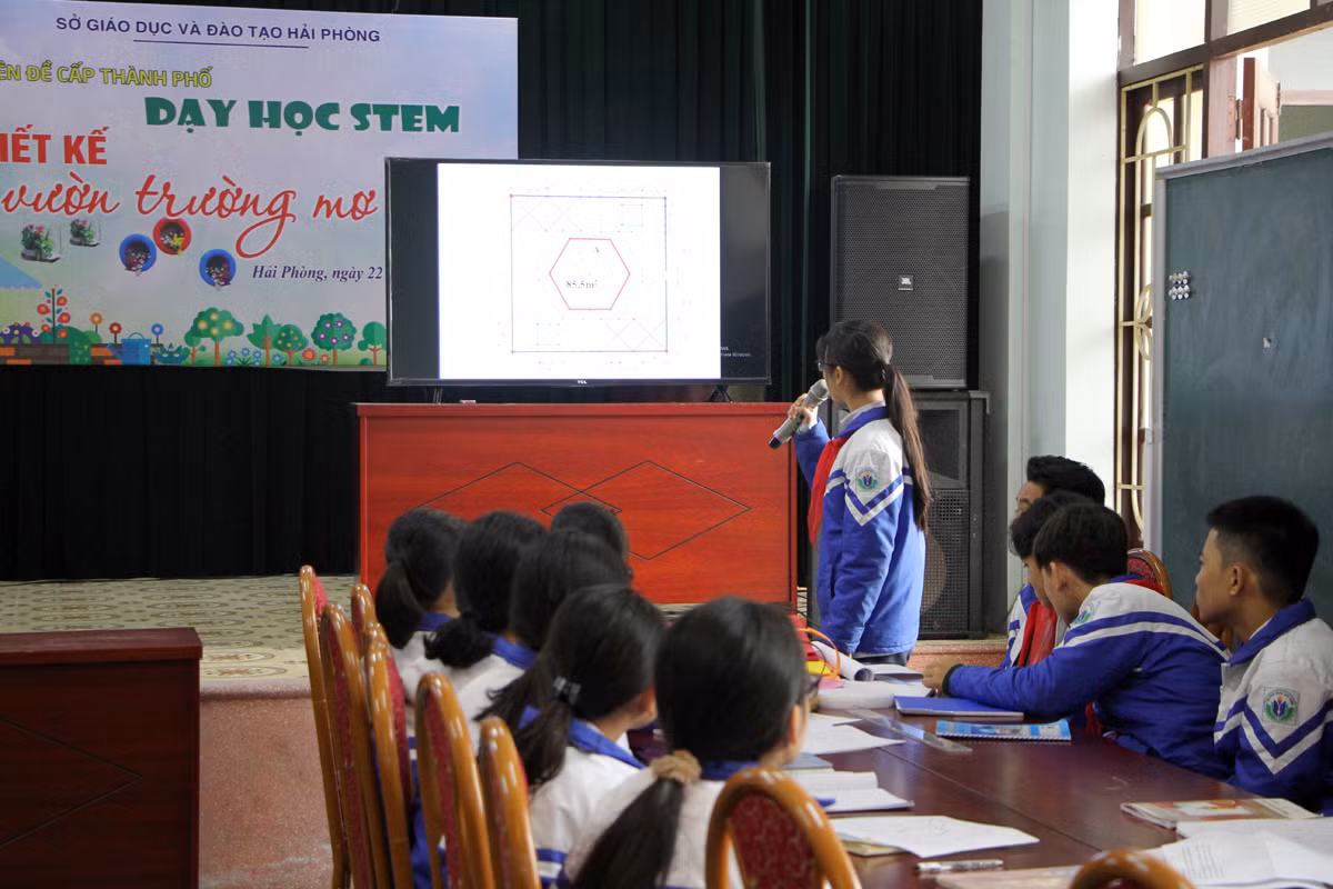 Học sinh trình bày ý tưởng thiết kế sản phẩm vườn trường mơ ước (Ảnh: Lã Tiến) Học sinh trình bày ý tưởng thiết kế sản phẩm vườn trường mơ ước (Ảnh: Lã Tiến)