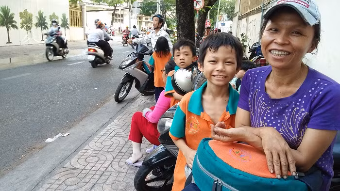 Tấm lòng của người mẹ dù vất vả nuôi con nhưng vẫn hi vọng sự học là con đường duy nhất thắp lên ánh sáng cho cuộc đời họ (Ảnh: Vũ Ninh)
