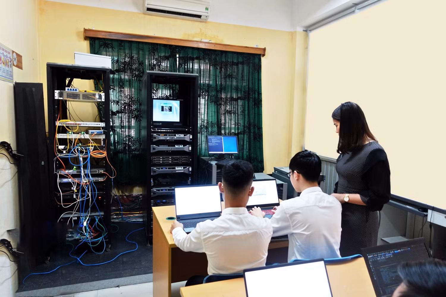 Trong giai đoạn tới, Trường Đại học Sư phạm Kỹ thuật Nam Định đưa ra quan điểm kiên trì phấn đấu với mục tiêu nâng cao chất lượng đào tạo (Ảnh: PL)