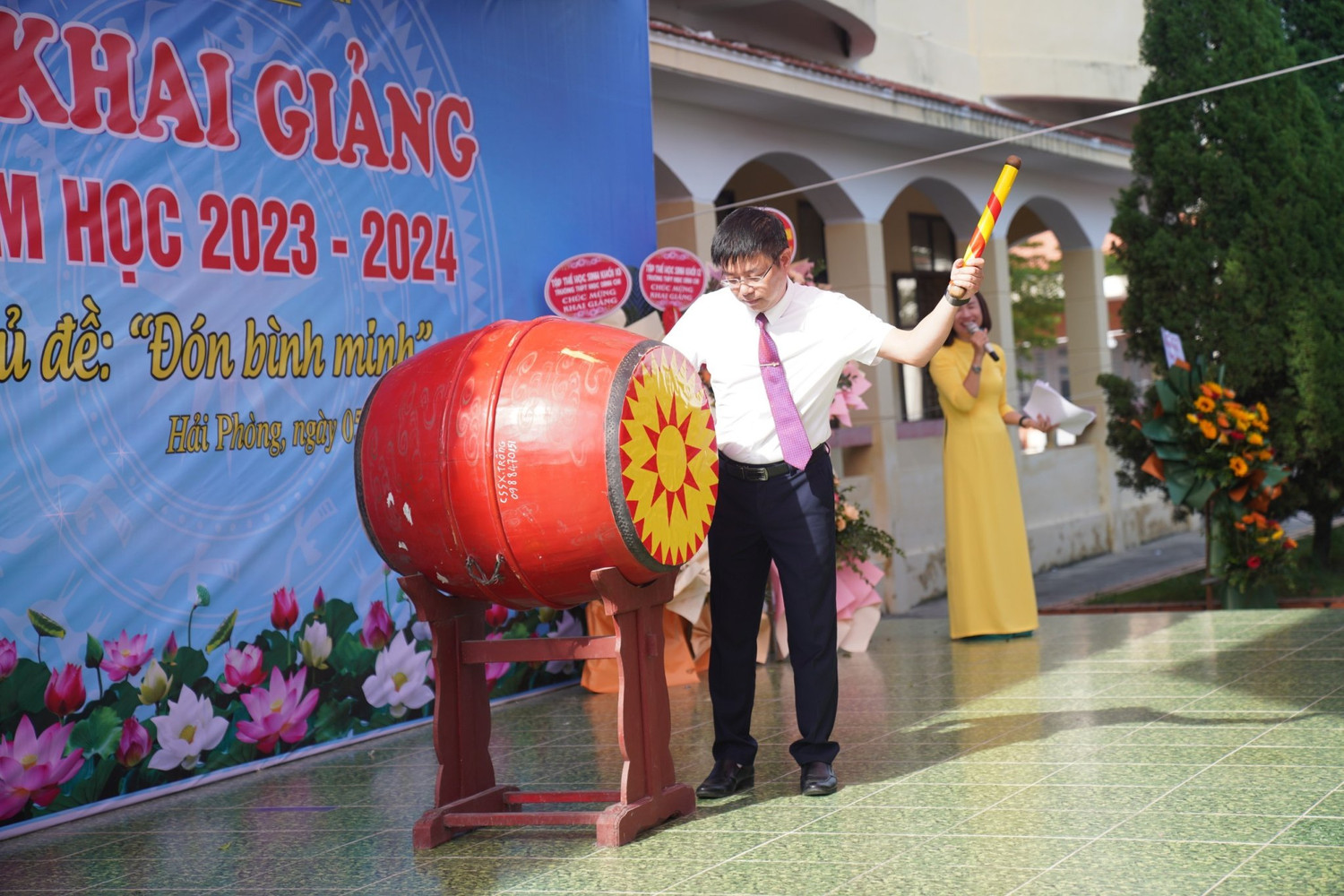 Thầy Nguyễn Minh Quý - Hiệu trưởng Trường Trung học phổ thông Mạc Đĩnh Chi đánh trống khai giảng năm học mới (Ảnh: Phạm Linh)