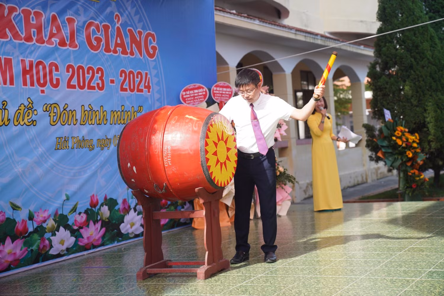 Thầy Nguyễn Minh Quý - Hiệu trưởng Trường Trung học phổ thông Mạc Đĩnh Chi đánh trống khai giảng năm học mới (Ảnh: Phạm Linh)