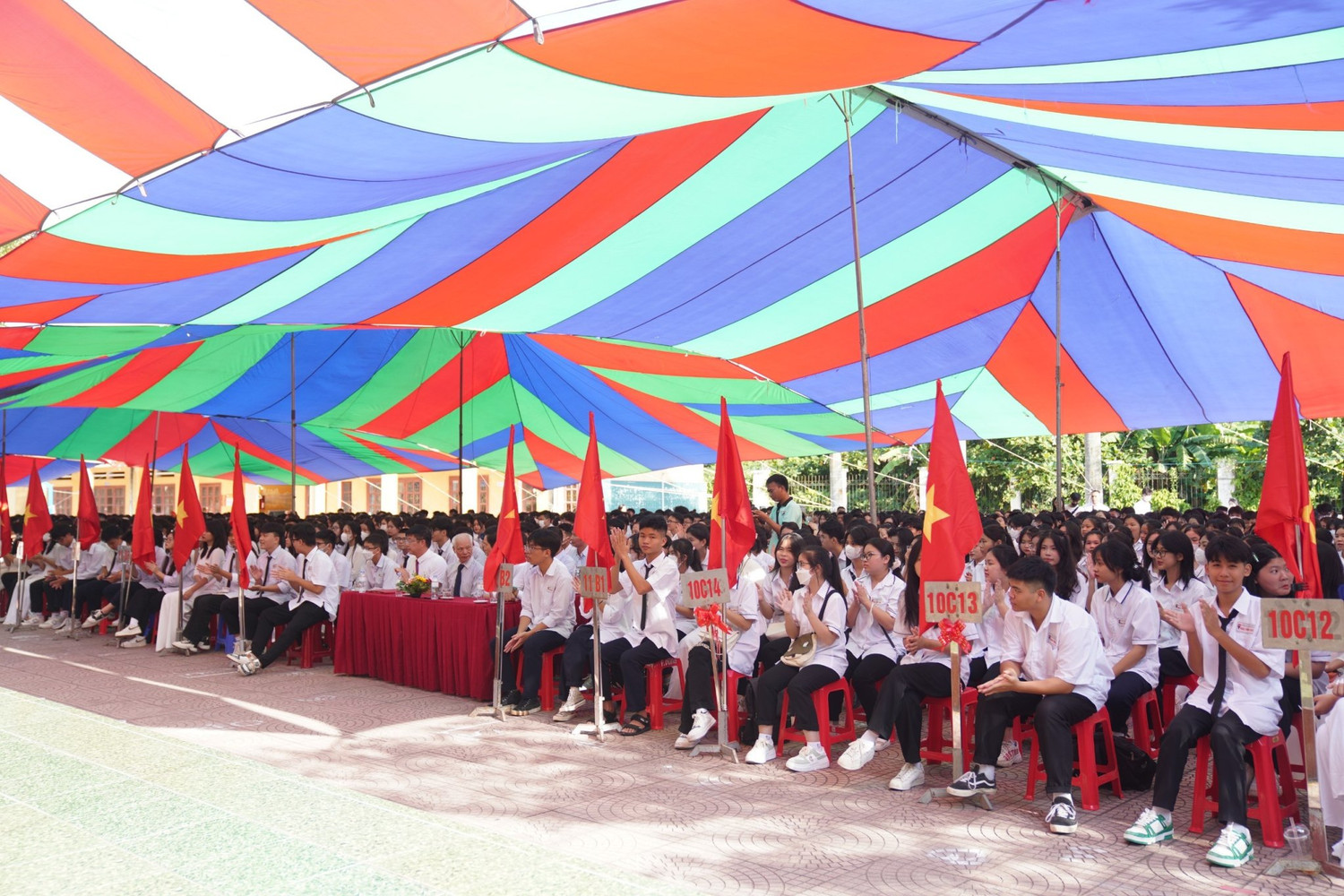 Thầy và trò Trường Trung học phổ thông Mạc Đĩnh Chi (Hải Phòng) đón lễ khai giảng với chủ đề “Đón bình minh” (Ảnh: Phạm Linh)