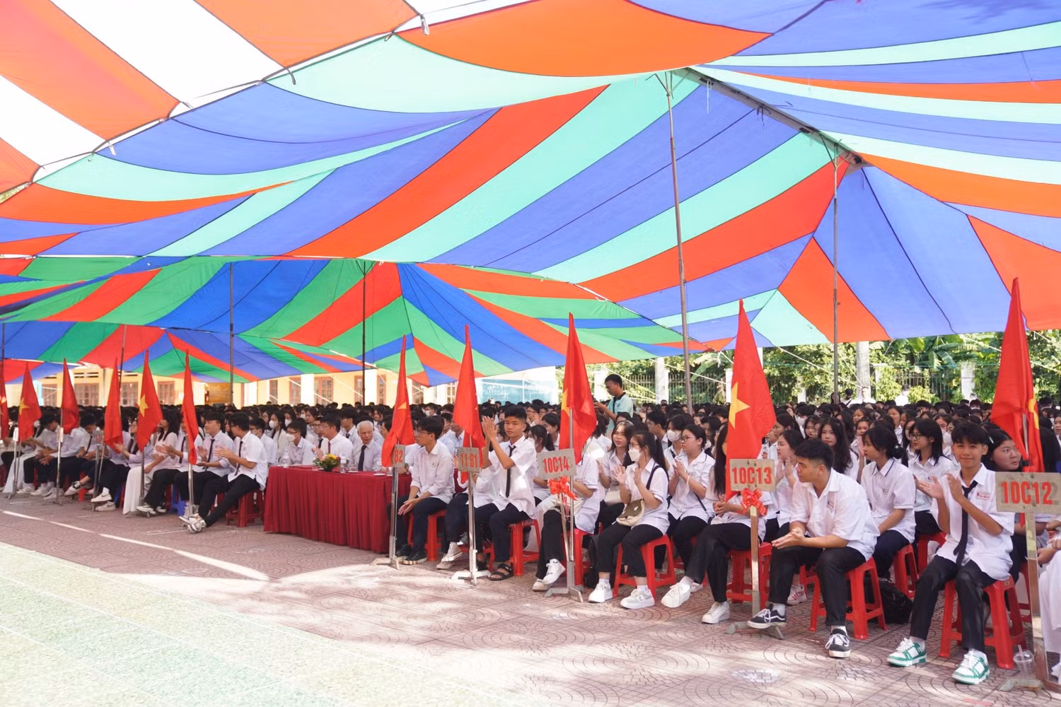 Thầy và trò Trường Trung học phổ thông Mạc Đĩnh Chi (Hải Phòng) đón lễ khai giảng với chủ đề “Đón bình minh” (Ảnh: Phạm Linh)