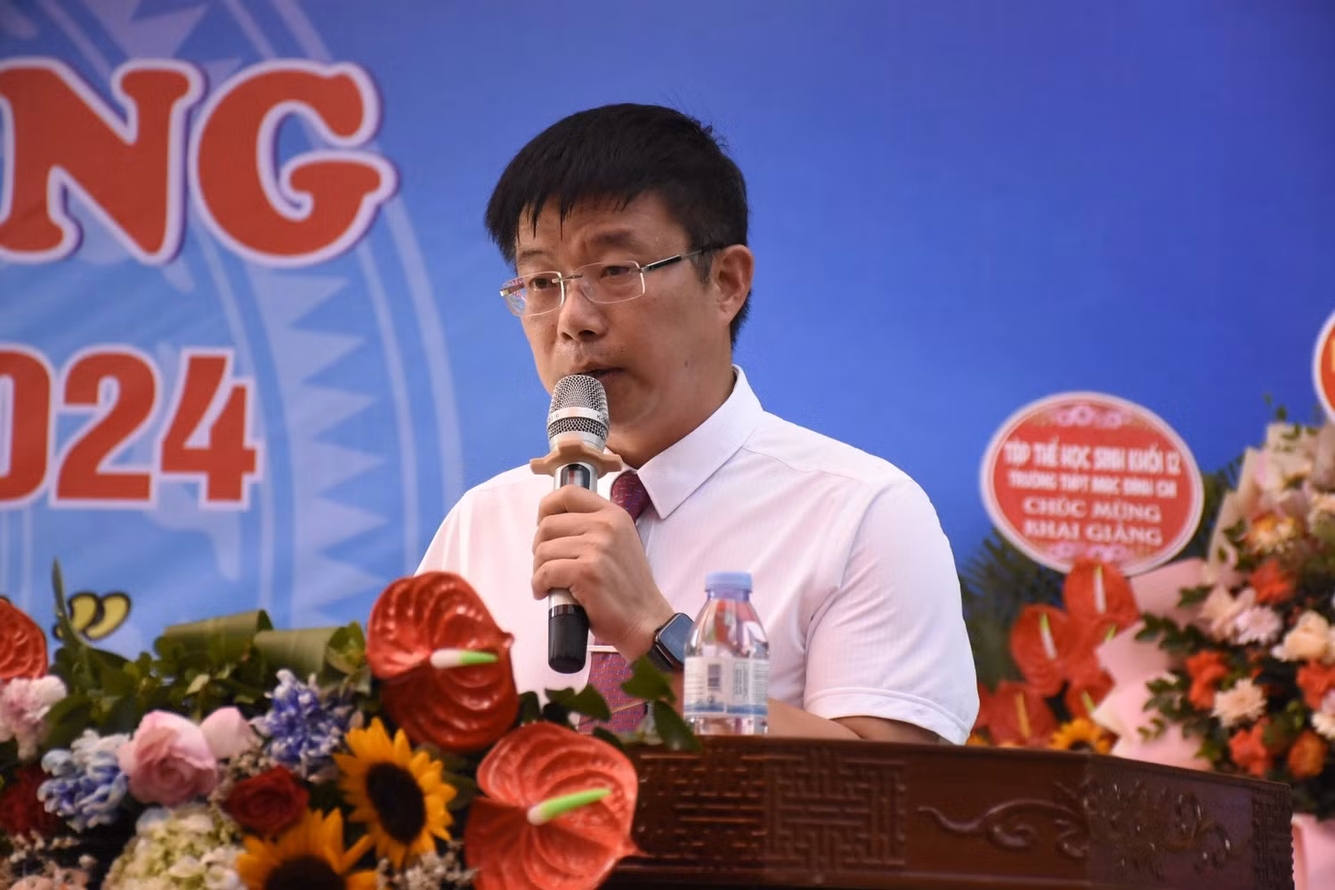 Thầy Nguyễn Minh Quý chia sẻ cùng 1813 học trò thông qua 4 từ khoá tâm huyết, đó là "Mở tầm nhìn - Mở vòng tay - Mở trái tim – Mở cơ hội” (Ảnh: Phạm Linh)
