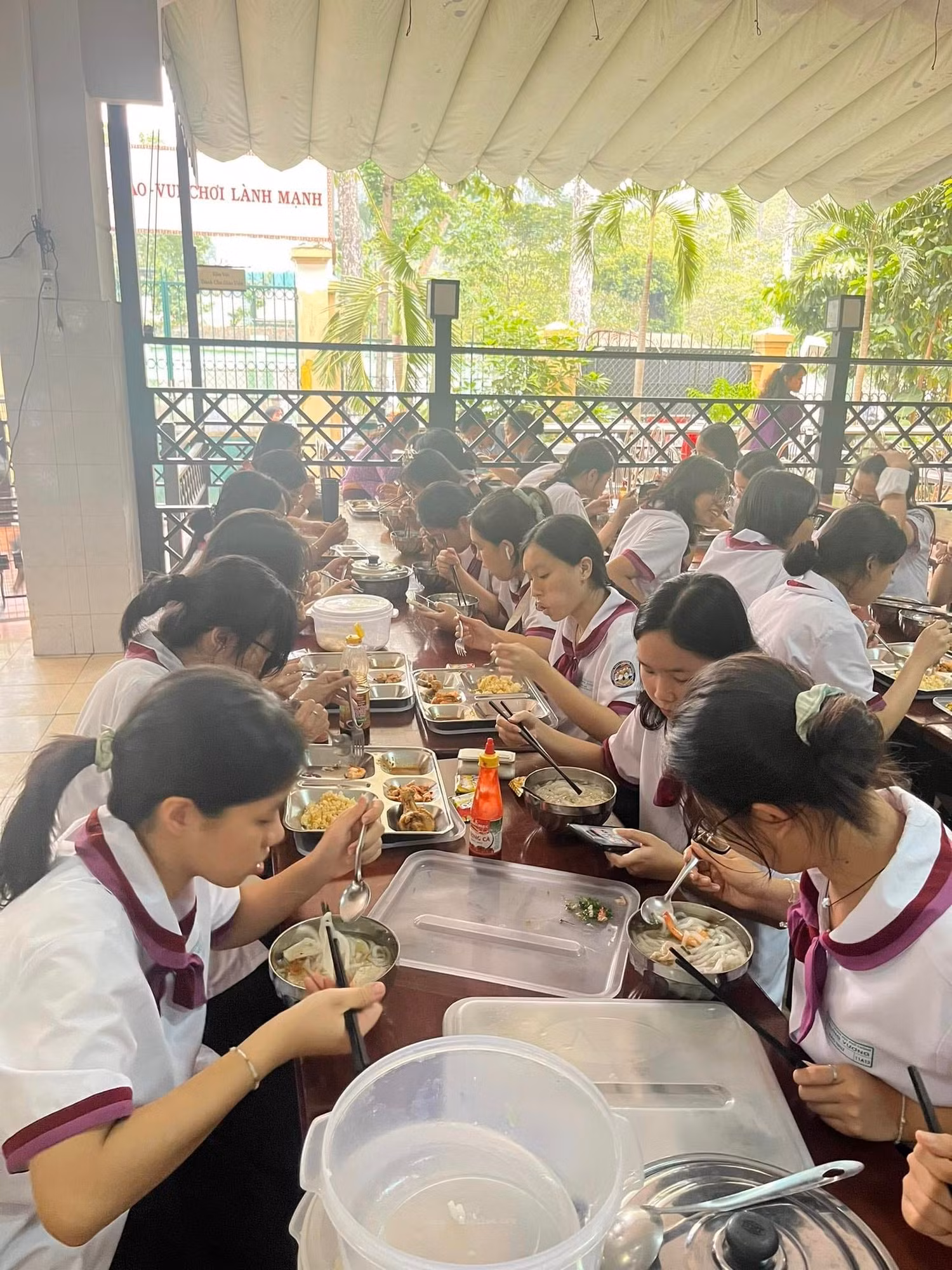 Học sinh Trường trung học phổ thông Trưng Vương trong giờ ăn trưa tại trường (ảnh: V.D) Học sinh Trường trung học phổ thông Trưng Vương trong giờ ăn trưa tại trường (ảnh: V.D)
