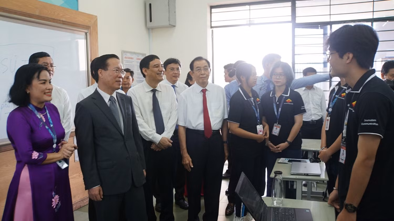 Chủ tịch nước thăm sinh viên khoa Báo chí và Truyền thông của nhà trường (ảnh: V.D)