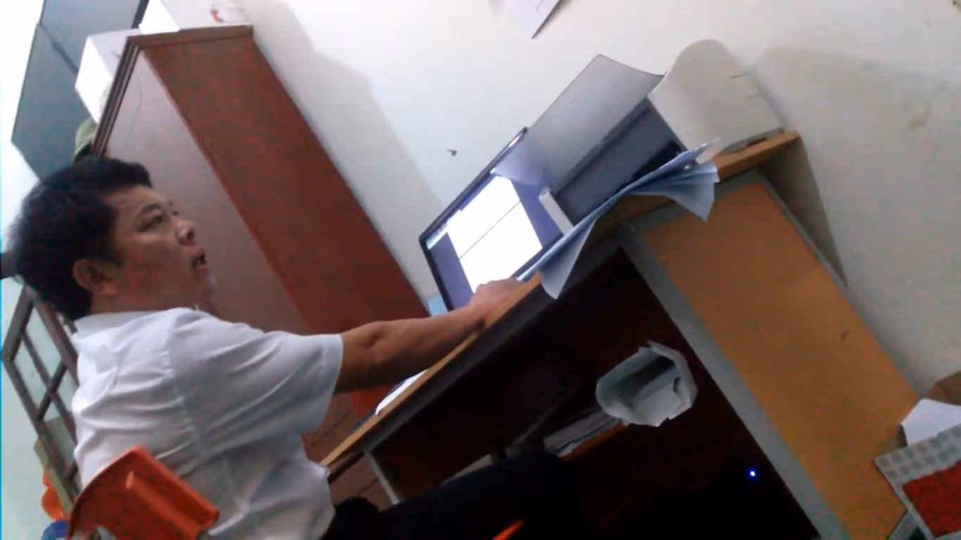 Lời nói của thầy hiệu trưởng Trần Xuân Ngọc thật vô cảm (Ảnh chụp từ clip phụ huynh ghi lại) Lời nói của thầy hiệu trưởng Trần Xuân Ngọc thật vô cảm (Ảnh chụp từ clip phụ huynh ghi lại)