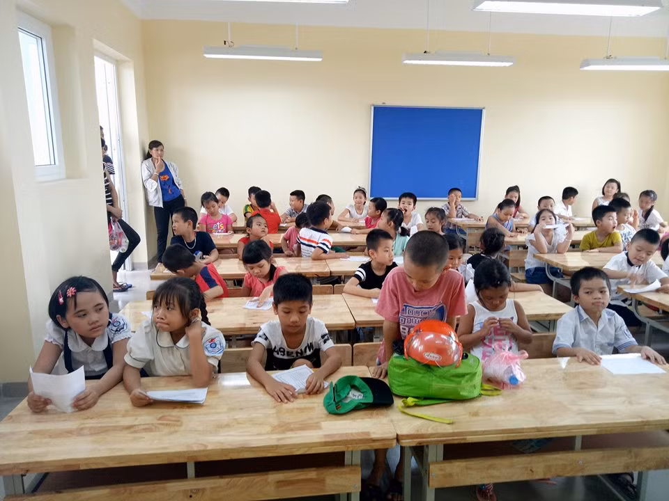 Lớp quá đông, học sinh phải ghép bàn ngồi học (Ảnh: Phụ huynh học sinh cung cấp)