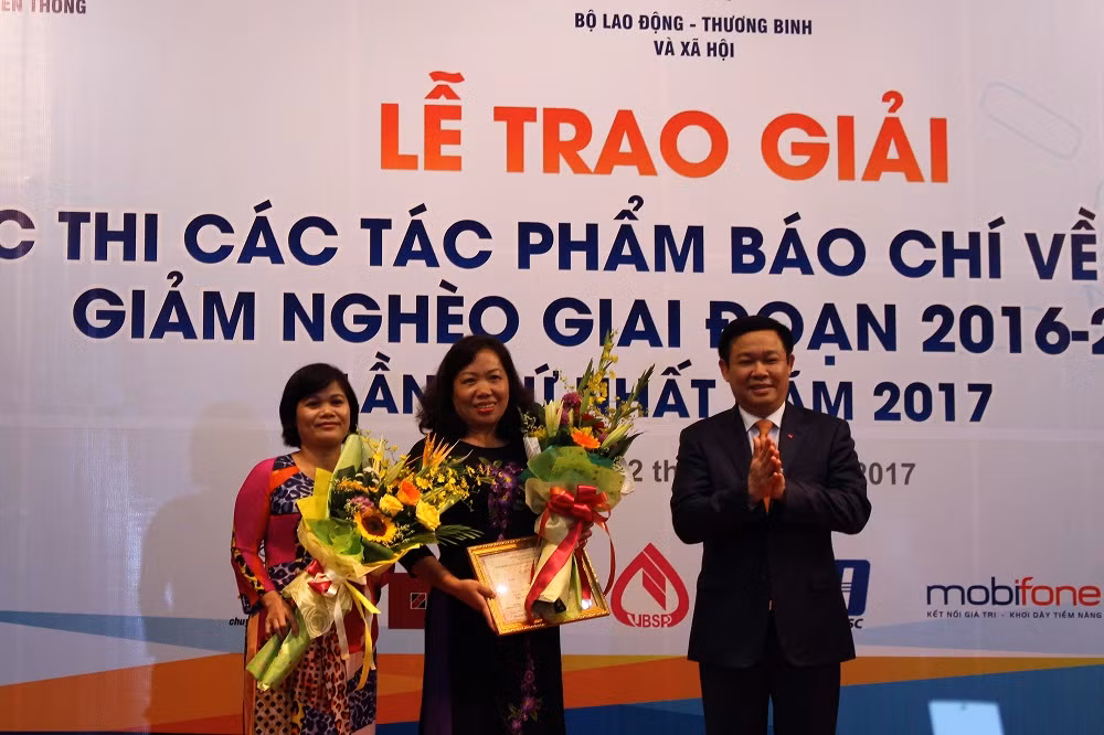 Phó thủ tướng Vương Đình Huệ trao giải cho các tác phẩm đạt giải A (Ảnh: Lại Cường) Phó thủ tướng Vương Đình Huệ trao giải cho các tác phẩm đạt giải A (Ảnh: Lại Cường)