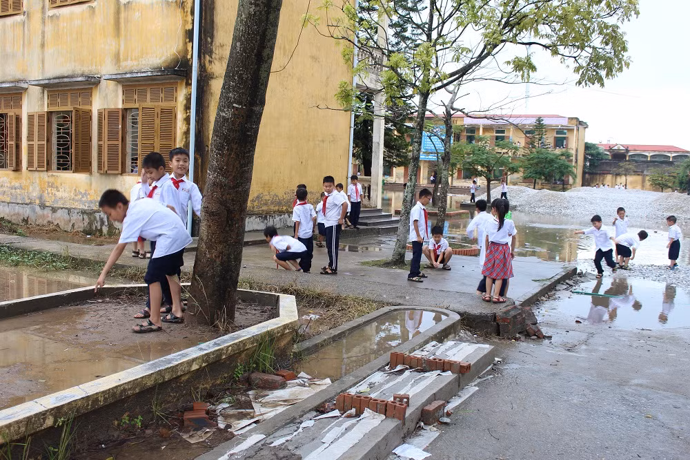 Học sinh trường Tiểu học Hồng Thái trong giờ nghỉ giải lao. (Ảnh: Lại Cường) Học sinh trường Tiểu học Hồng Thái trong giờ nghỉ giải lao. (Ảnh: Lại Cường)