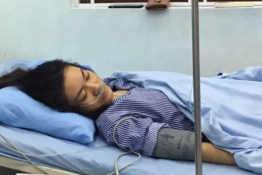 Cô giáo P.T.H đang được điều trị tại bệnh viện (Ảnh: LĐ)