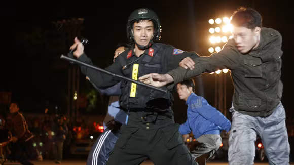 Cảnh sát cơ động diễn tập phòng chống tội phạm Ảnh: An ninh Thủ đô. Cảnh sát cơ động diễn tập phòng chống tội phạm Ảnh: An ninh Thủ đô.