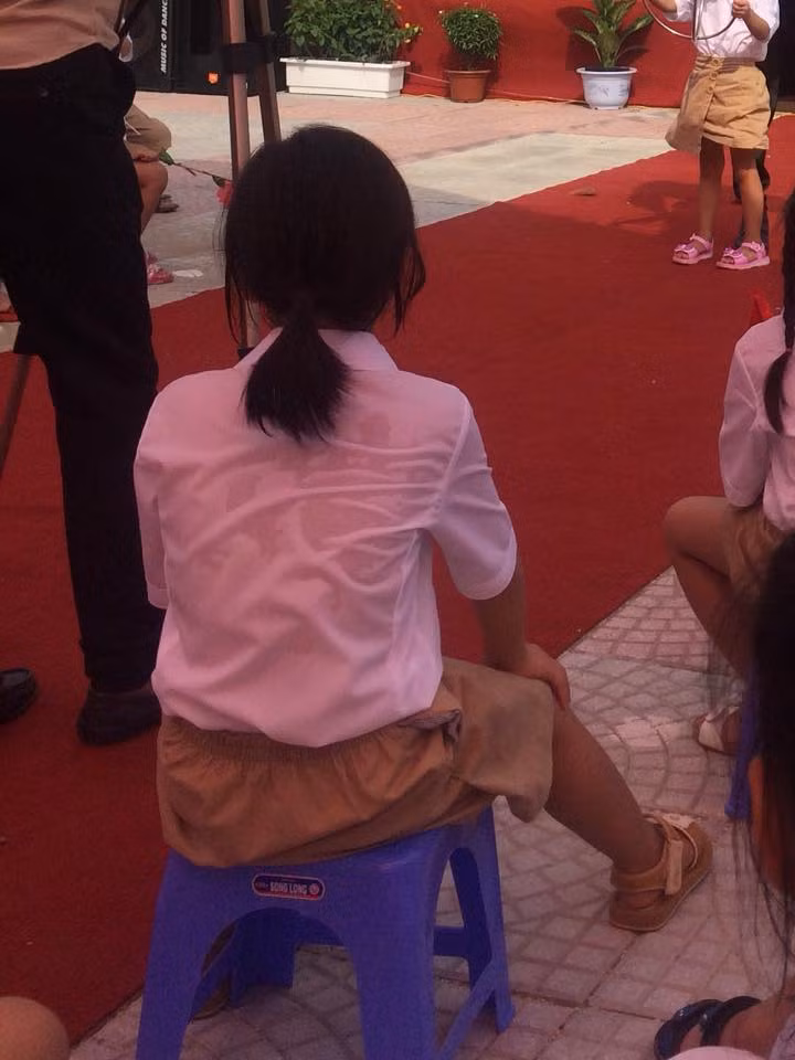 Nhiều vị phụ huynh bức xúc khi chất lượng đồng phục quá kém mà tiền họ đóng quá cao (Ảnh phụ huynh học sinh cung cấp)
