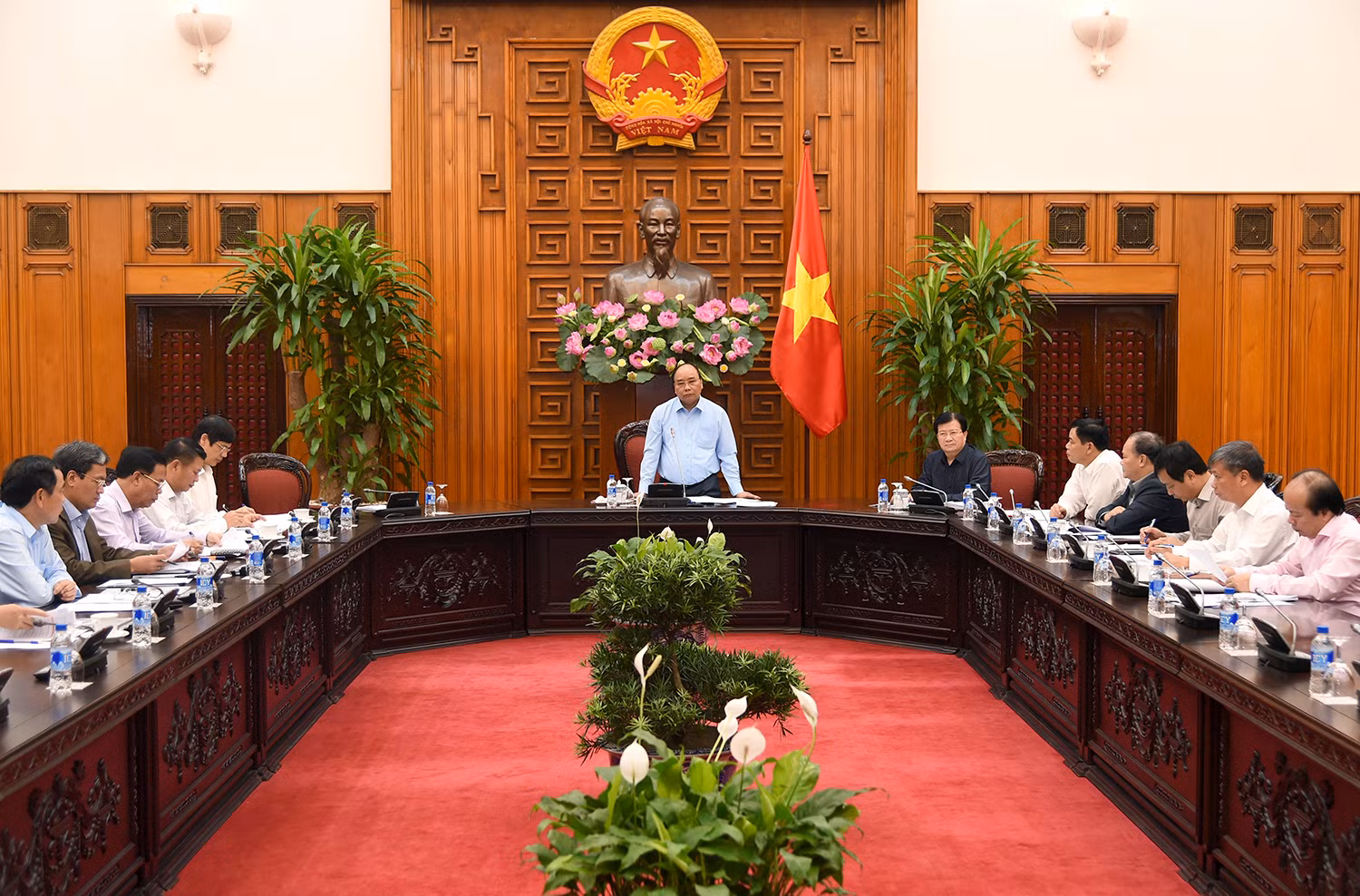 Thủ tướng Nguyễn Xuân Phúc chủ trì cuộc họp về công tác khắc phục hậu quả mưa lũ. (Ảnh: VPCP)