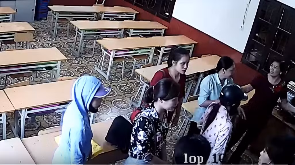 Ghen chồng, một phụ nữ dẫn người đến trường đòi đánh ghen cô giáo ảnh 2 Ghen chồng, một phụ nữ dẫn người đến trường đòi đánh ghen cô giáo ảnh 2