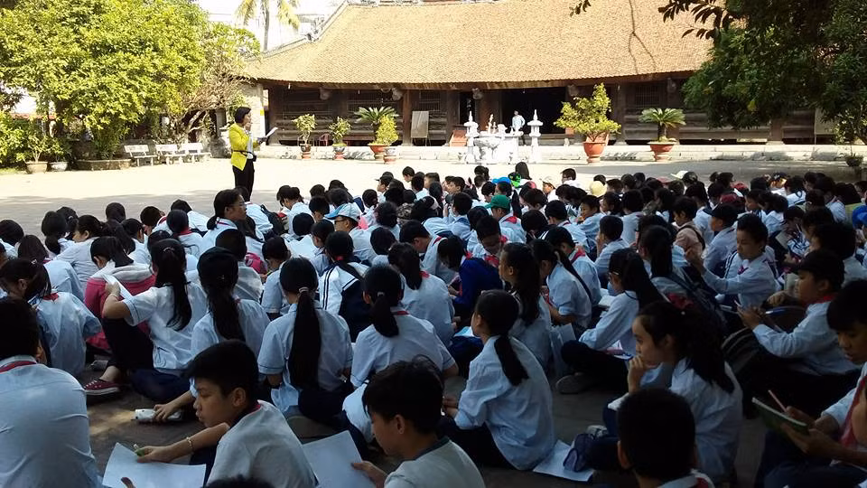 Lớp học trải nghiệm ngay tại đình Kênh (Ảnh: Trường Trương Công Định)