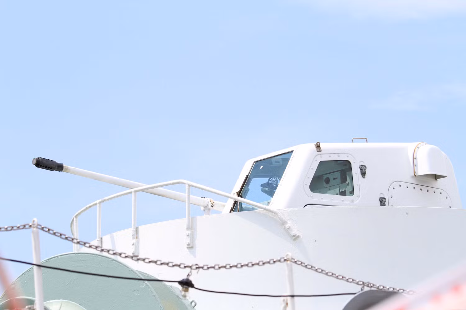 Tàu được trang bị súng 35mm, súng Vulcan 20mm và một máy bay trực thăng Bell 412... Tàu được trang bị súng 35mm, súng Vulcan 20mm và một máy bay trực thăng Bell 412...