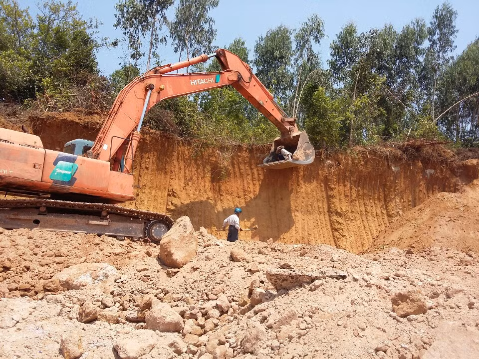 Trong quá trình khai thác đất, doanh nghiệp đã múc đi hàng trăm ngôi mộ mà không hề hay biết?. Ảnh Thùy Linh