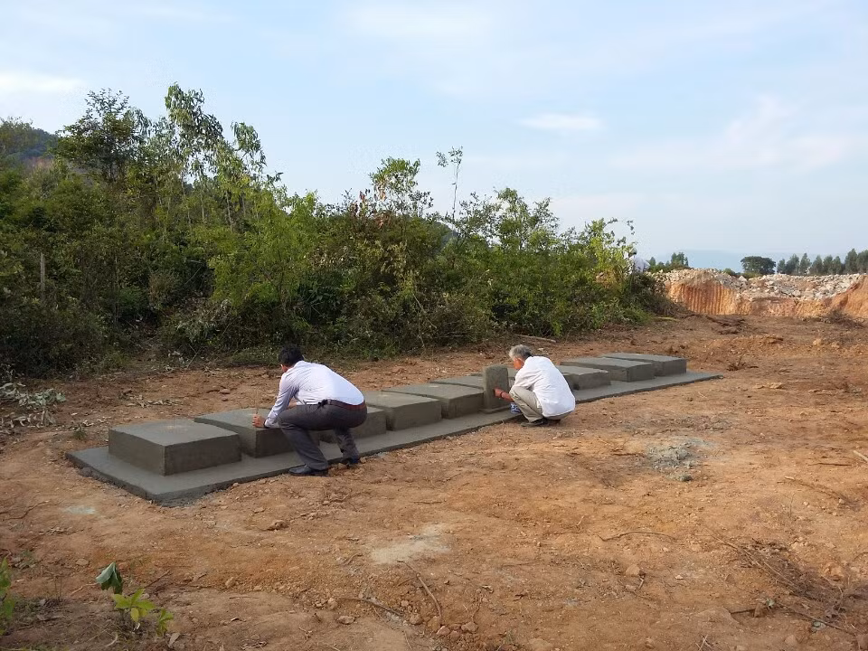 10 ngôi mộ được phát hiện và được cất bốc, xây lại đàng hoàng vào chiều ngày 8/5. Ảnh Thùy Linh