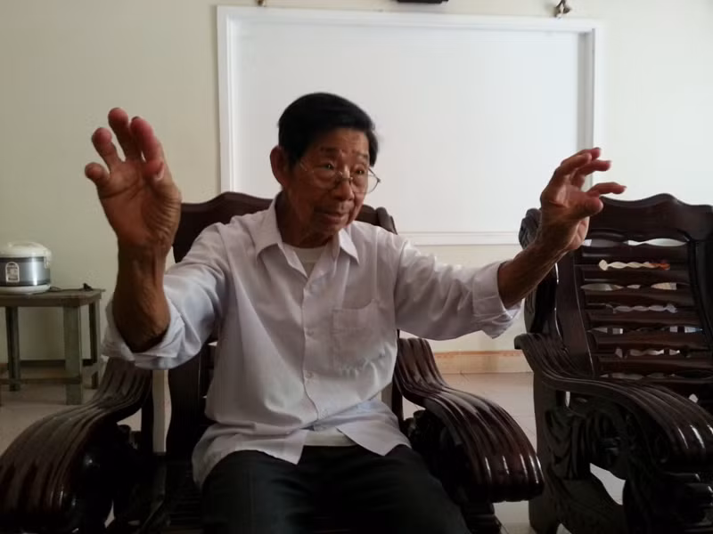 Ông Nguyễn Lư rất bức xúc về việc 6 ngôi mộ của gia tộc đã bị múc đi. Ảnh Thùy Linh