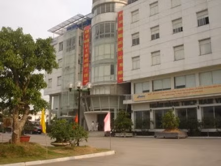 Từng giàu nhất sàn chứng khoán năm 2007 nhờ sở hữu một loạt cổ phiếu khu công nghiệp, địa ốc, ngân hàng... nhưng hiện nay ông Đặng Thành Tâm lại đang là người đứng đầu danh sách 20 đại gia mất nhiều tiền nhất trên sàn chứng khoán. Ông Tâm đang sở hữu cổ phiếu của nhiều công ty khác nhau, bao gồm KBC, SGT, NVB và ITA (cổ phiếu của Công ty cổ phần Tân Tạo). Trong 10 tháng qua, ông không đăng ký mua bán cổ phiếu nào, số chứng khoán ITA ông sở hữu tăng do được hưởng cổ tức tỷ lệ 30%. So với thời điểm đầu năm, các cổ phiếu ông Tâm đầu tư đều giảm giá 40-60% Từng giàu nhất sàn chứng khoán năm 2007 nhờ sở hữu một loạt cổ phiếu khu công nghiệp, địa ốc, ngân hàng... nhưng hiện nay ông Đặng Thành Tâm lại đang là người đứng đầu danh sách 20 đại gia mất nhiều tiền nhất trên sàn chứng khoán. Ông Tâm đang sở hữu cổ phiếu của nhiều công ty khác nhau, bao gồm KBC, SGT, NVB và ITA (cổ phiếu của Công ty cổ phần Tân Tạo). Trong 10 tháng qua, ông không đăng ký mua bán cổ phiếu nào, số chứng khoán ITA ông sở hữu tăng do được hưởng cổ tức tỷ lệ 30%. So với thời điểm đầu năm, các cổ phiếu ông Tâm đầu tư đều giảm giá 40-60%