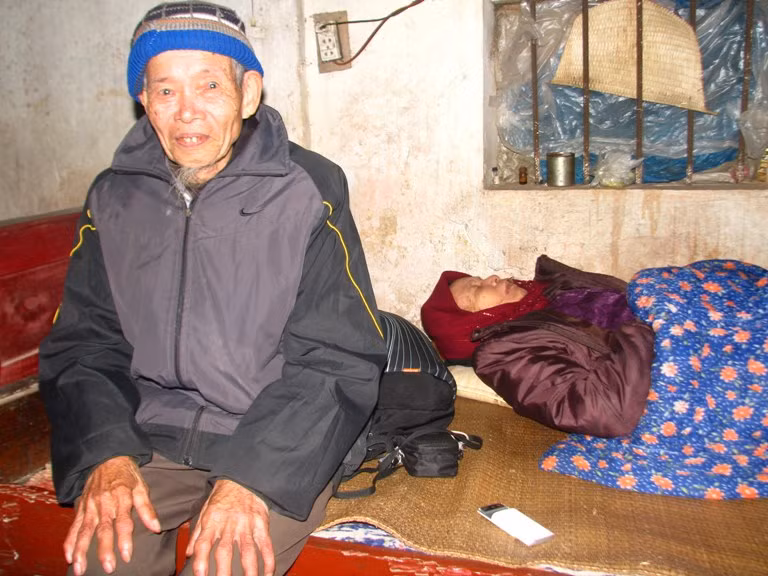đã 10 năm nay ông Nguyễn Văn Qúy cùng vợ phải tá túc nhờ trong sân đình đã 10 năm nay ông Nguyễn Văn Qúy cùng vợ phải tá túc nhờ trong sân đình
