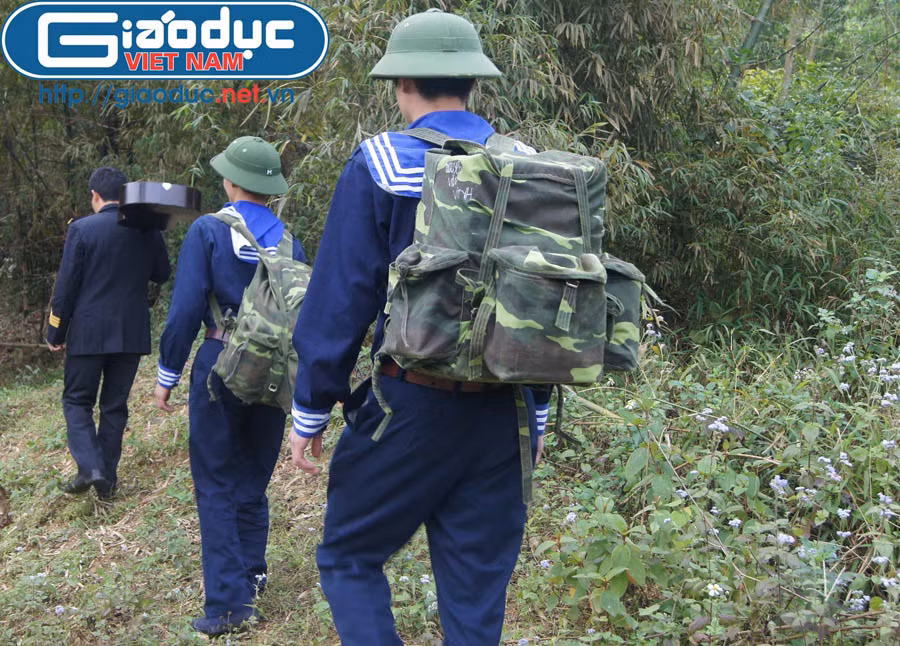 Hành quân lên đài quan sát ở độ cao 484 so với mực nước biển (đây là đài quan sát radar đối hải cao nhất miền Bắc) để kiểm tra và tiếp tế lương thực, thực phẩm.