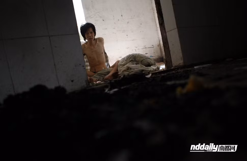 Nóng bức, đau đớn, khó chịu, y cởi tất, đốt hết Nóng bức, đau đớn, khó chịu, y cởi tất, đốt hết