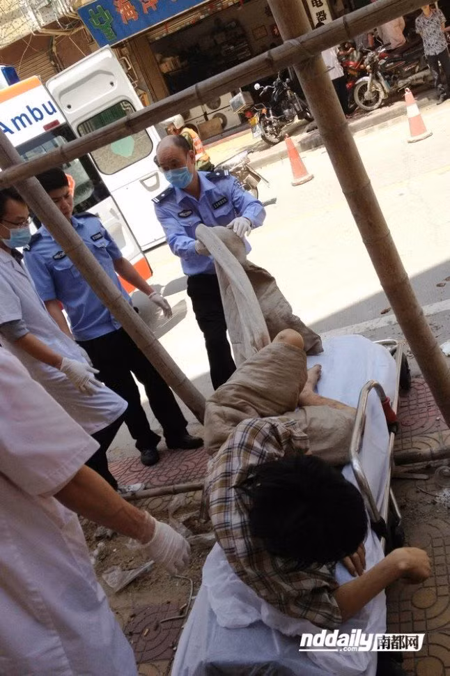 Không đủ sức ngồi dậy hay lết đi nửa bước, cảnh sát địa phương và nhân viên y tế phải khiêng y về phòng trọ Không đủ sức ngồi dậy hay lết đi nửa bước, cảnh sát địa phương và nhân viên y tế phải khiêng y về phòng trọ