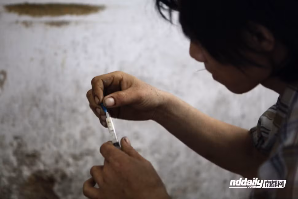 Chích cho bớt đau đớn thân tàn Chích cho bớt đau đớn thân tàn