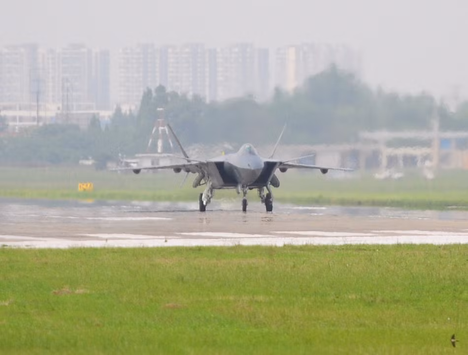 J-20 trên đường băng nhìn từ xa J-20 trên đường băng nhìn từ xa