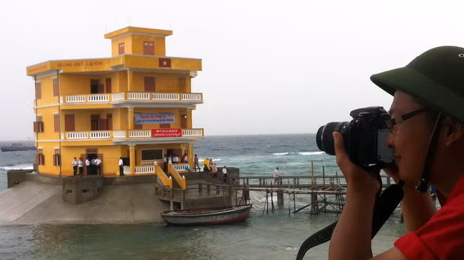 Một thành viên đoàn đất liền ra thăm Trường Sa tranh thủ ghi lại những khoảnh khắc quý giá về phong cảnh, cuộc sống của quân dân trên đảo