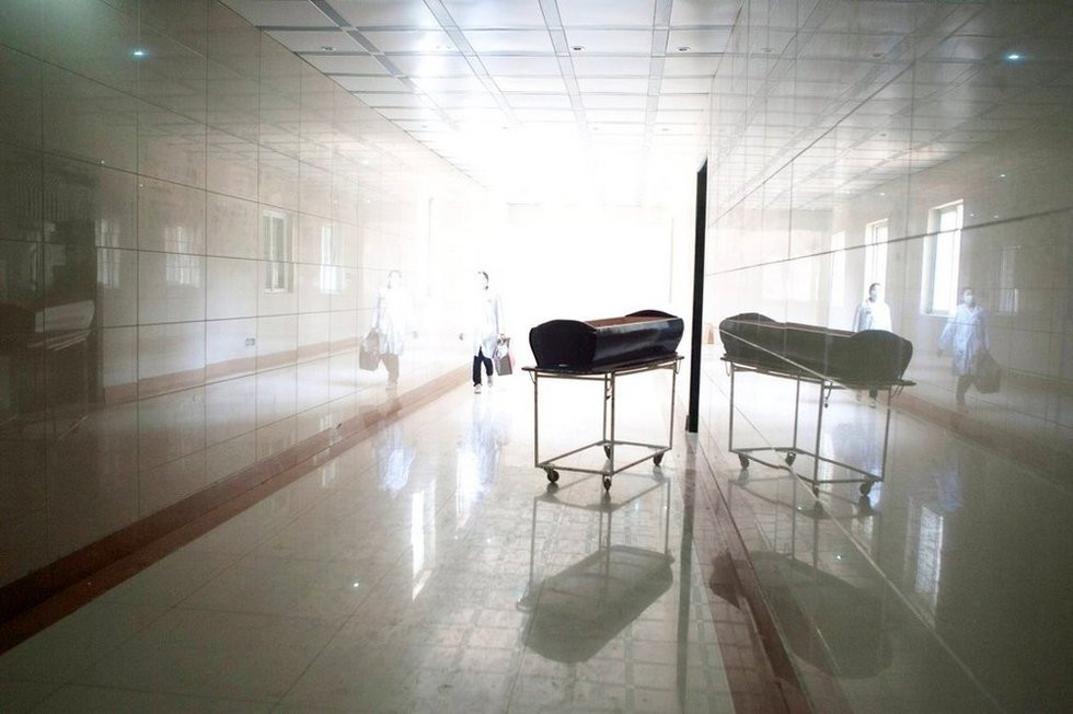 Cỗ quan tài đang trực sẵn bên ngoài hành lang của phòng khâm liệm Cỗ quan tài đang trực sẵn bên ngoài hành lang của phòng khâm liệm