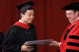 Bạc Qua Qua nhận bằng tốt nghiệp thạc sĩ chuyên ngành Hành chính công