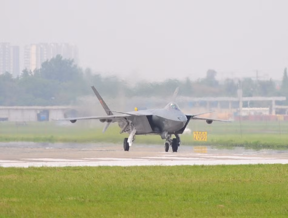 J-20 trên đường băng nhìn từ xa J-20 trên đường băng nhìn từ xa