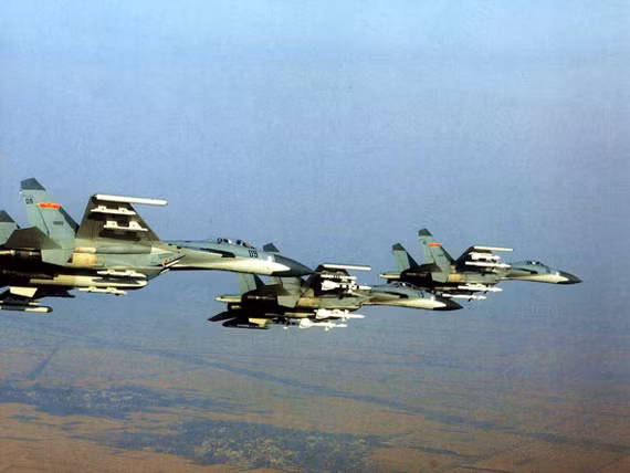 J-11 lượn trên không trung