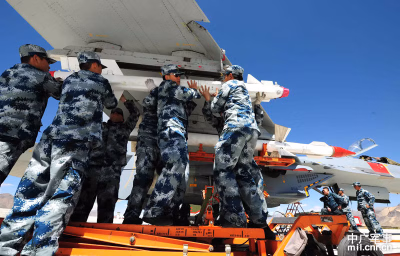 Thao tác lắp đặt tên lửa lên máy bay