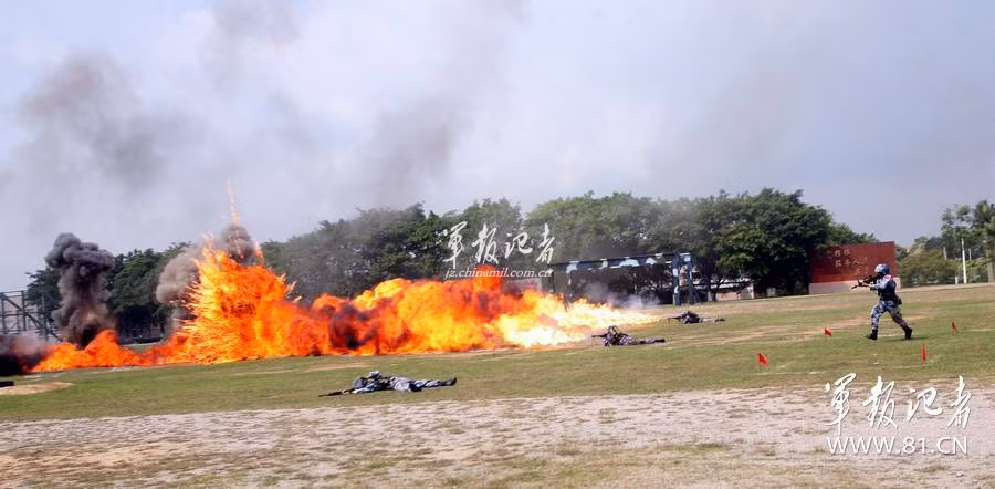 Diễn tập nội dung xạ kích đặc nhiệm trong điều kiện hỏa lực đối phương tấn công mạnh Diễn tập nội dung xạ kích đặc nhiệm trong điều kiện hỏa lực đối phương tấn công mạnh
