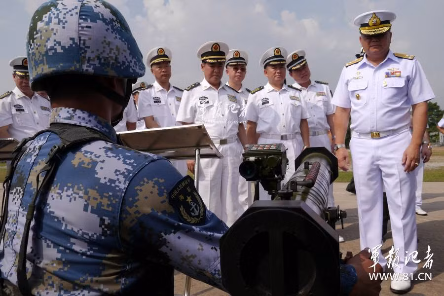 Tướng lĩnh lãnh đạo hải quân hai nước kiểm tra vũ khí Tướng lĩnh lãnh đạo hải quân hai nước kiểm tra vũ khí