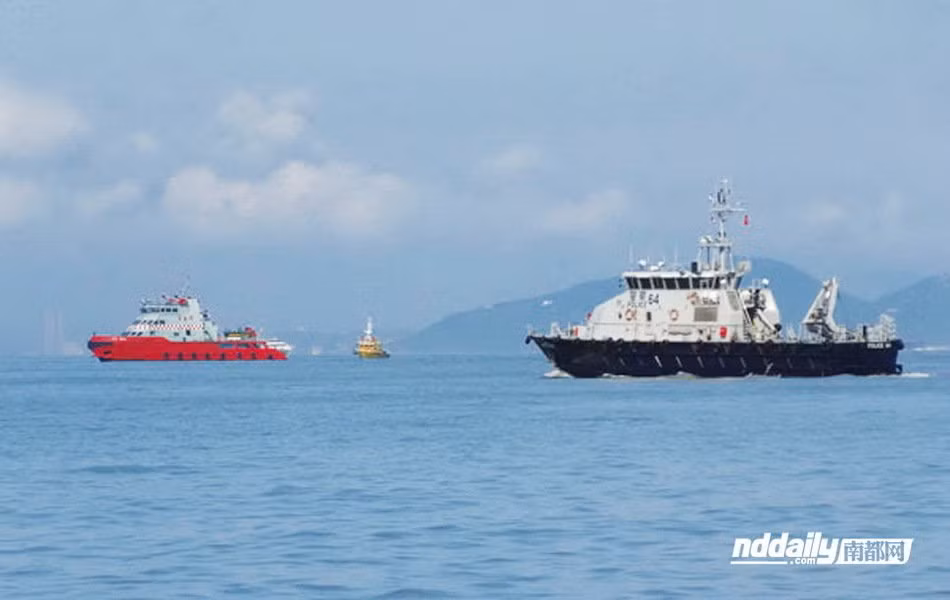 Tàu Ngư chính 310 "lượn quanh" bãi Scarborough trong bán kính 2 hải lý "bảo vệ" tàu cá Trung Quốc Tàu Ngư chính 310 "lượn quanh" bãi Scarborough trong bán kính 2 hải lý "bảo vệ" tàu cá Trung Quốc