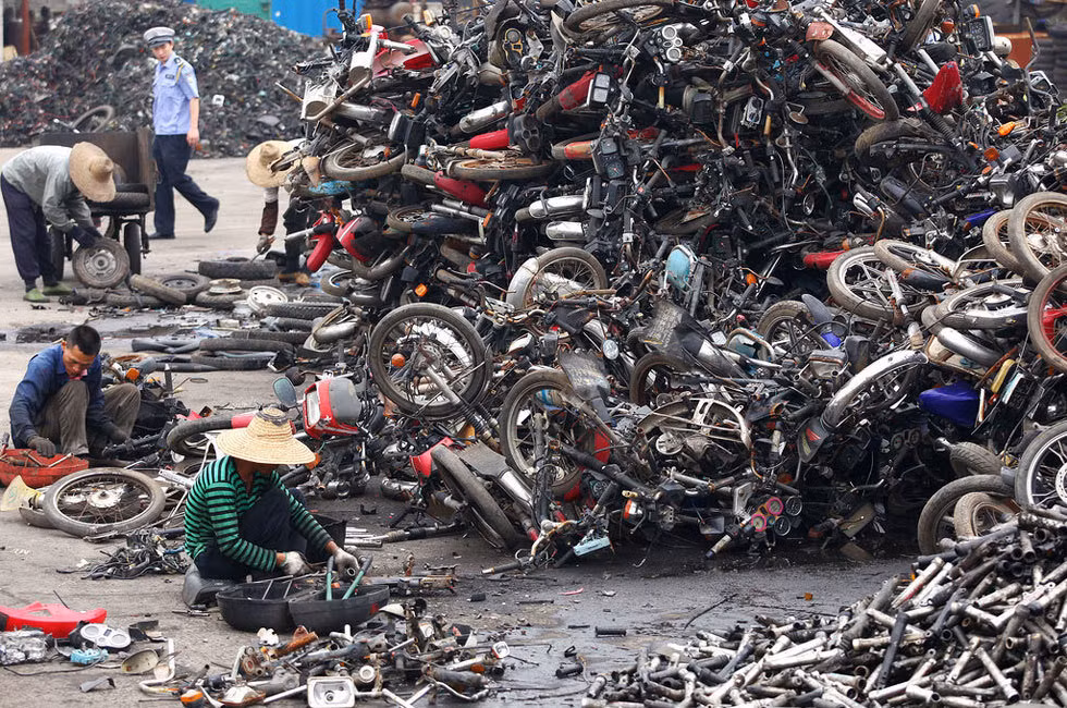 Những chiếc xe máy vi phạm được chất thành đống, tháo rời từng bộ phận