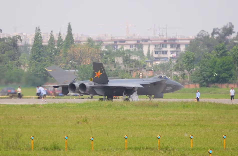 J-20 trên đường băng nhìn từ xa J-20 trên đường băng nhìn từ xa