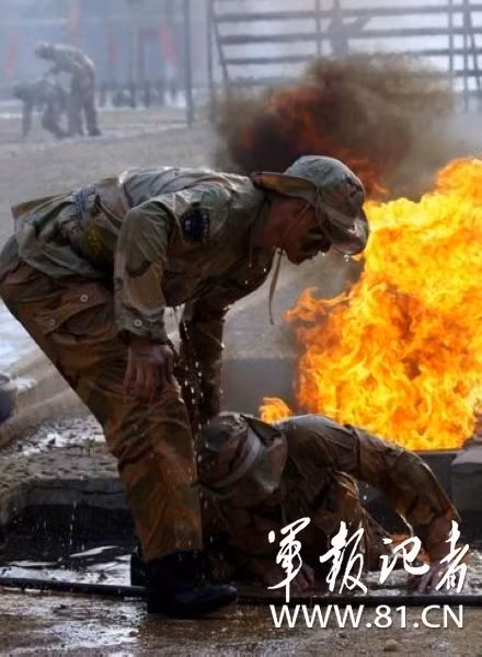 Tập cơ động bò trườn dưới mặt đất bùn trộn đá dăm, vòi rồng xối nước