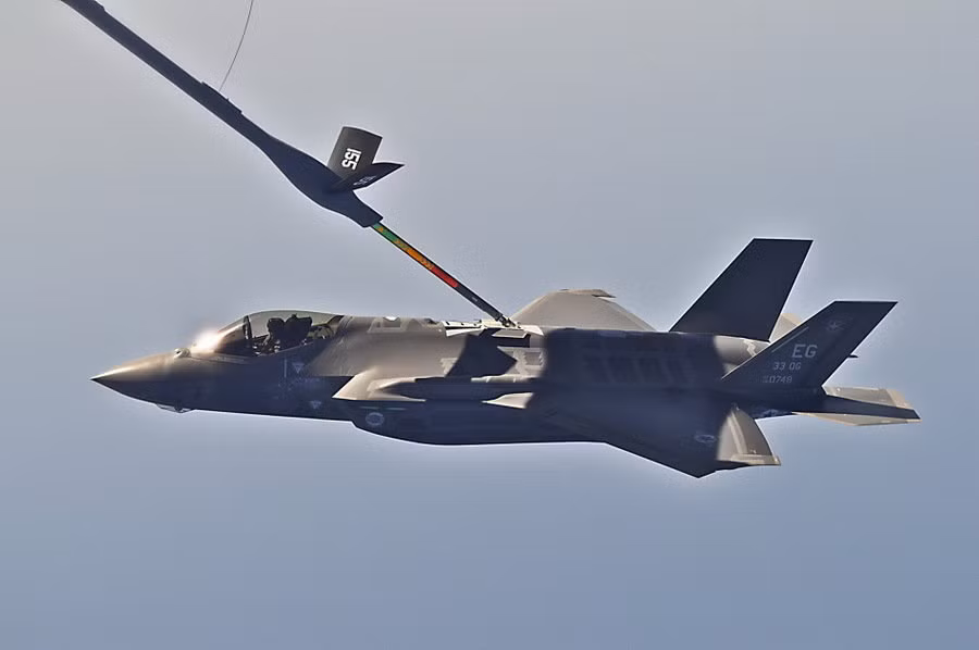 Thực hiện tiếp dầu trên không trung cho F - 35 ngày 11/4