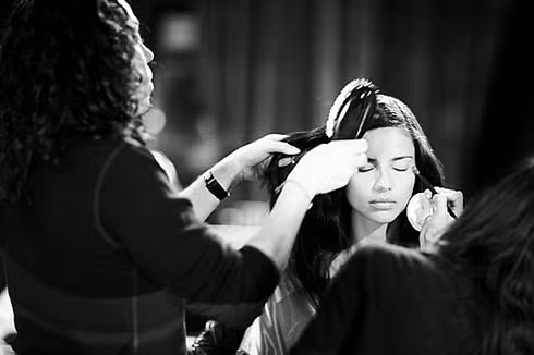 Lima trang điểm và làm tóc trong hậu trường buổi diễn Victoria's Secret năm nay. Hình ảnh được đăng trên tài khoản Twitter của hãng thời trang này vài tiếng trước show diễn. Lima trang điểm và làm tóc trong hậu trường buổi diễn Victoria's Secret năm nay. Hình ảnh được đăng trên Twitter của hãng thời trang này.